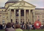 Image Le président Kennedy en cortège et spectateurs Wiesbaden Allemagne, 1963, de la seconde 43 séquences d'archives historiques vidéo 65675034047