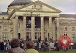 Image Le président Kennedy en cortège et spectateurs Wiesbaden Allemagne, 1963, de la seconde 44 séquences d'archives historiques vidéo 65675034047