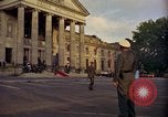 Image Le président Kennedy en cortège et spectateurs Wiesbaden Allemagne, 1963, de la seconde 46 séquences d'archives historiques vidéo 65675034047