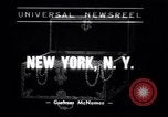 Standbild Feuerwehrmann rettet das Leben New York City United States USA, 1938, aus Sekunde 1 historischem Filmmaterial Videoclip 65675034102