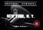 Standbild Feuerwehrmann rettet das Leben New York City United States USA, 1938, aus Sekunde 3 historischem Filmmaterial Videoclip 65675034102