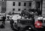 Standbild Feuerwehrmann rettet das Leben New York City United States USA, 1938, aus Sekunde 7 historischem Filmmaterial Videoclip 65675034102