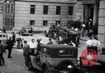 Standbild Feuerwehrmann rettet das Leben New York City United States USA, 1938, aus Sekunde 9 historischem Filmmaterial Videoclip 65675034102