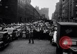 Standbild Feuerwehrmann rettet das Leben New York City United States USA, 1938, aus Sekunde 16 historischem Filmmaterial Videoclip 65675034102