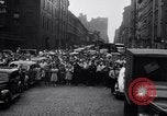Standbild Feuerwehrmann rettet das Leben New York City United States USA, 1938, aus Sekunde 18 historischem Filmmaterial Videoclip 65675034102