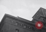 Standbild Feuerwehrmann rettet das Leben New York City United States USA, 1938, aus Sekunde 21 historischem Filmmaterial Videoclip 65675034102
