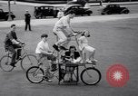 Image Charles Steinhauf bicyclettes stunt Chicago Illinois USA, 1939, de la seconde 8 séquences d'archives historiques vidéo 65675034127