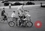 Image Charles Steinhauf bicyclettes stunt Chicago Illinois USA, 1939, de la seconde 9 séquences d'archives historiques vidéo 65675034127