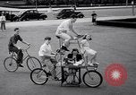Image Charles Steinhauf bicyclettes stunt Chicago Illinois USA, 1939, de la seconde 10 séquences d'archives historiques vidéo 65675034127