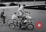 Image Charles Steinhauf bicyclettes stunt Chicago Illinois USA, 1939, de la seconde 11 séquences d'archives historiques vidéo 65675034127