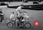 Image Charles Steinhauf bicyclettes stunt Chicago Illinois USA, 1939, de la seconde 12 séquences d'archives historiques vidéo 65675034127