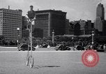 Image Charles Steinhauf bicyclettes stunt Chicago Illinois USA, 1939, de la seconde 13 séquences d'archives historiques vidéo 65675034127