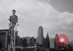 Image Charles Steinhauf bicyclettes stunt Chicago Illinois USA, 1939, de la seconde 15 séquences d'archives historiques vidéo 65675034127