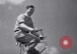 Image Charles Steinhauf bicyclettes stunt Chicago Illinois USA, 1939, de la seconde 17 séquences d'archives historiques vidéo 65675034127