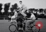 Image Charles Steinhauf bicyclettes stunt Chicago Illinois USA, 1939, de la seconde 18 séquences d'archives historiques vidéo 65675034127