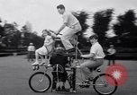 Image Charles Steinhauf bicyclettes stunt Chicago Illinois USA, 1939, de la seconde 19 séquences d'archives historiques vidéo 65675034127