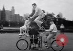 Image Charles Steinhauf bicyclettes stunt Chicago Illinois USA, 1939, de la seconde 20 séquences d'archives historiques vidéo 65675034127