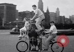 Image Charles Steinhauf bicyclettes stunt Chicago Illinois USA, 1939, de la seconde 21 séquences d'archives historiques vidéo 65675034127