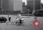 Image Charles Steinhauf bicyclettes stunt Chicago Illinois USA, 1939, de la seconde 22 séquences d'archives historiques vidéo 65675034127