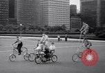 Image Charles Steinhauf bicyclettes stunt Chicago Illinois USA, 1939, de la seconde 23 séquences d'archives historiques vidéo 65675034127