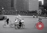 Image Charles Steinhauf bicyclettes stunt Chicago Illinois USA, 1939, de la seconde 24 séquences d'archives historiques vidéo 65675034127