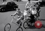 Image Charles Steinhauf bicyclettes stunt Chicago Illinois USA, 1939, de la seconde 25 séquences d'archives historiques vidéo 65675034127