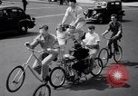 Image Charles Steinhauf bicyclettes stunt Chicago Illinois USA, 1939, de la seconde 26 séquences d'archives historiques vidéo 65675034127