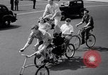 Image Charles Steinhauf bicyclettes stunt Chicago Illinois USA, 1939, de la seconde 27 séquences d'archives historiques vidéo 65675034127