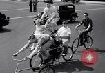 Image Charles Steinhauf bicyclettes stunt Chicago Illinois USA, 1939, de la seconde 28 séquences d'archives historiques vidéo 65675034127