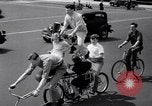Image Charles Steinhauf bicyclettes stunt Chicago Illinois USA, 1939, de la seconde 29 séquences d'archives historiques vidéo 65675034127