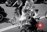 Image Charles Steinhauf bicyclettes stunt Chicago Illinois USA, 1939, de la seconde 30 séquences d'archives historiques vidéo 65675034127