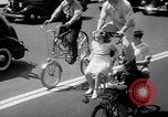 Image Charles Steinhauf bicyclettes stunt Chicago Illinois USA, 1939, de la seconde 31 séquences d'archives historiques vidéo 65675034127