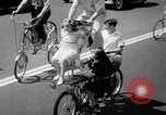 Image Charles Steinhauf bicyclettes stunt Chicago Illinois USA, 1939, de la seconde 32 séquences d'archives historiques vidéo 65675034127