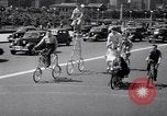Image Charles Steinhauf bicyclettes stunt Chicago Illinois USA, 1939, de la seconde 33 séquences d'archives historiques vidéo 65675034127