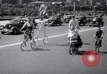 Image Charles Steinhauf bicyclettes stunt Chicago Illinois USA, 1939, de la seconde 34 séquences d'archives historiques vidéo 65675034127