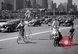 Image Charles Steinhauf bicyclettes stunt Chicago Illinois USA, 1939, de la seconde 35 séquences d'archives historiques vidéo 65675034127