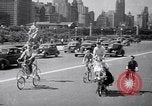 Image Charles Steinhauf bicyclettes stunt Chicago Illinois USA, 1939, de la seconde 36 séquences d'archives historiques vidéo 65675034127