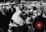 Immagine di John Clark Gable battezzati Encino California USA, 1961, secondo 22 filmato di repertorio 65675034155