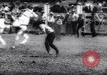 Immagine di Cavallo e bull ride San Jose California USA, 1961, secondo 16 filmato di repertorio 65675034156