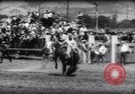 Immagine di Cavallo e bull ride San Jose California USA, 1961, secondo 20 filmato di repertorio 65675034156
