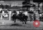 Immagine di Cavallo e bull ride San Jose California USA, 1961, secondo 21 filmato di repertorio 65675034156