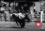 Immagine di Cavallo e bull ride San Jose California USA, 1961, secondo 22 filmato di repertorio 65675034156