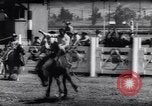 Immagine di Cavallo e bull ride San Jose California USA, 1961, secondo 23 filmato di repertorio 65675034156