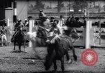 Immagine di Cavallo e bull ride San Jose California USA, 1961, secondo 24 filmato di repertorio 65675034156