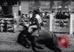 Immagine di Cavallo e bull ride San Jose California USA, 1961, secondo 25 filmato di repertorio 65675034156