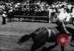 Immagine di Cavallo e bull ride San Jose California USA, 1961, secondo 27 filmato di repertorio 65675034156