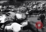 Immagine di Cavallo e bull ride San Jose California USA, 1961, secondo 29 filmato di repertorio 65675034156