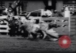 Immagine di Cavallo e bull ride San Jose California USA, 1961, secondo 46 filmato di repertorio 65675034156