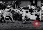 Immagine di Cavallo e bull ride San Jose California USA, 1961, secondo 47 filmato di repertorio 65675034156
