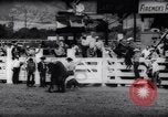 Immagine di Cavallo e bull ride San Jose California USA, 1961, secondo 53 filmato di repertorio 65675034156